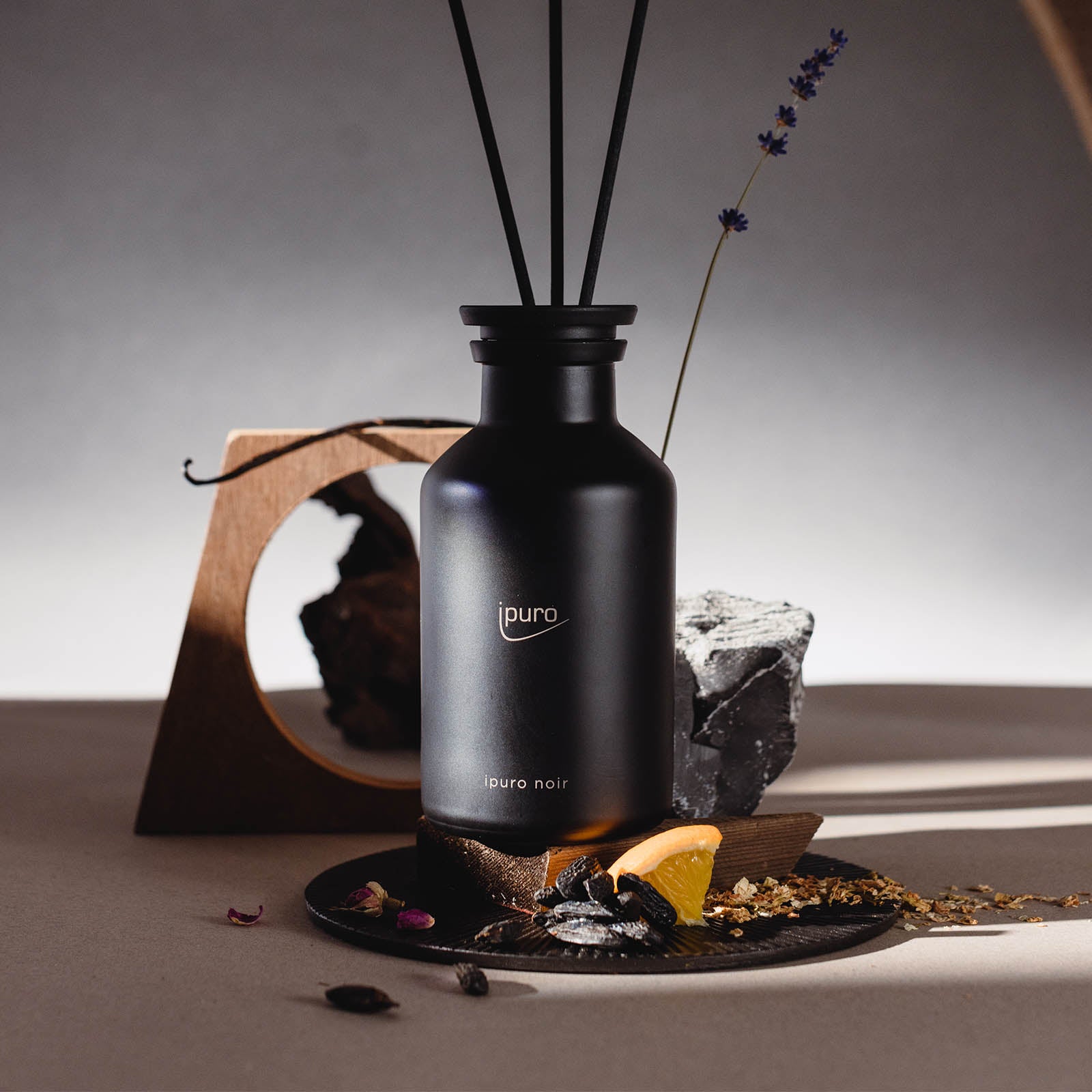ipuro Classic Noir Parfum d'ambiance avec Effet Oriental – Désodorisant  avec ingrédients de qualité supérieure 75 ML – en Verre avec bâtonnets en  rotin : : Autres